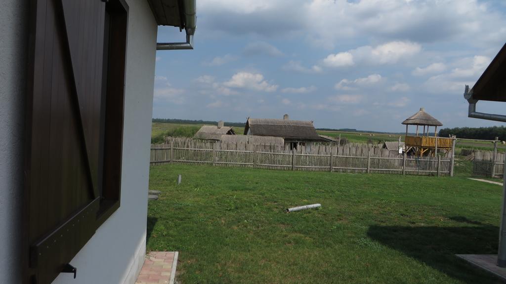 Hotel Eszter-Haz Vendeghaz Kerekegyháza Exterior foto
