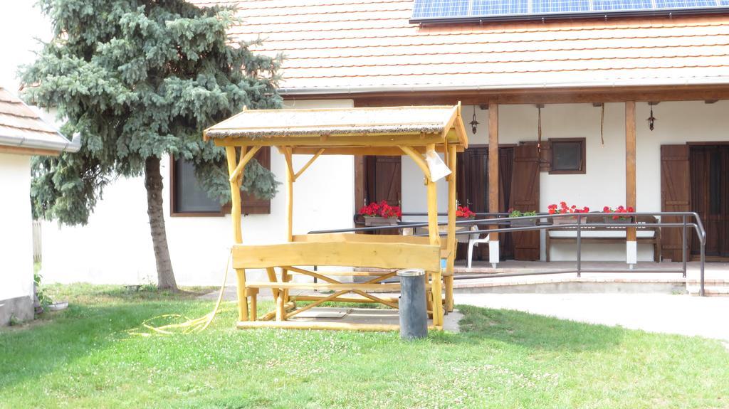 Hotel Eszter-Haz Vendeghaz Kerekegyháza Exterior foto